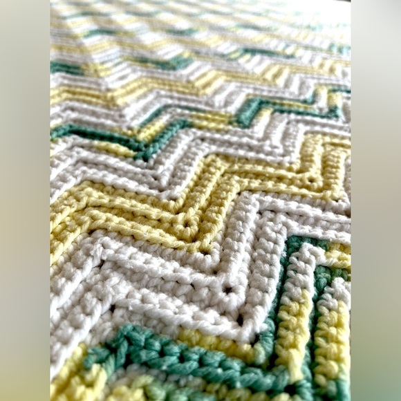 VINTAGE CROCHETED ZIGZAG THROW - Picture 2 of 7